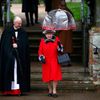 Královna Alžběta II. po bohoslužbě v kostele v Sandringhamu, které se královská rodina zúčastnila