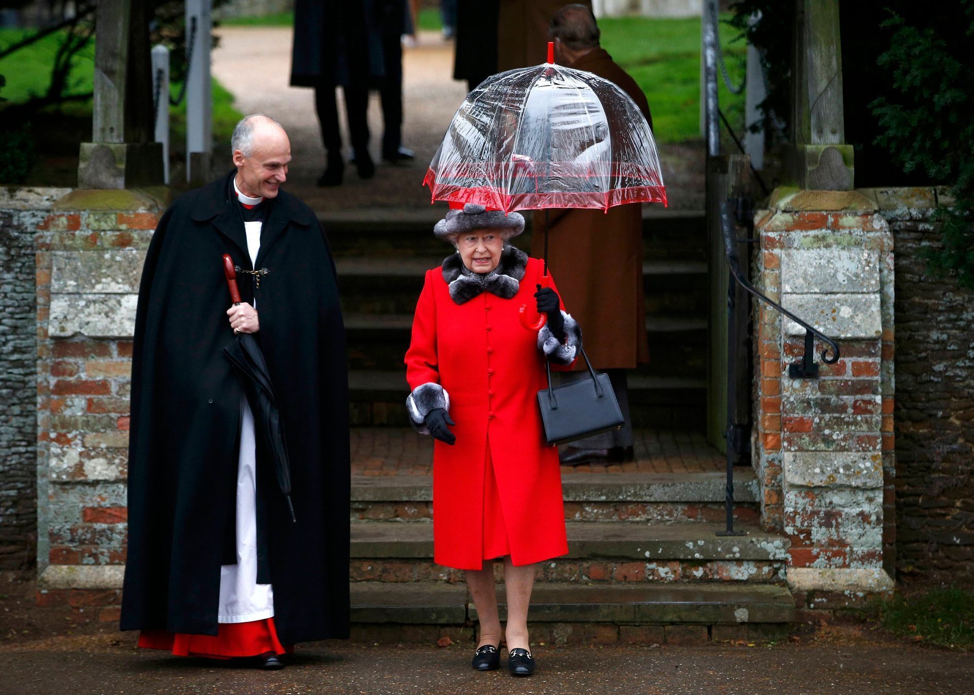Královna Alžběta II. po bohoslužbě v kostele v Sandringhamu, které se královská rodina zúčastnila