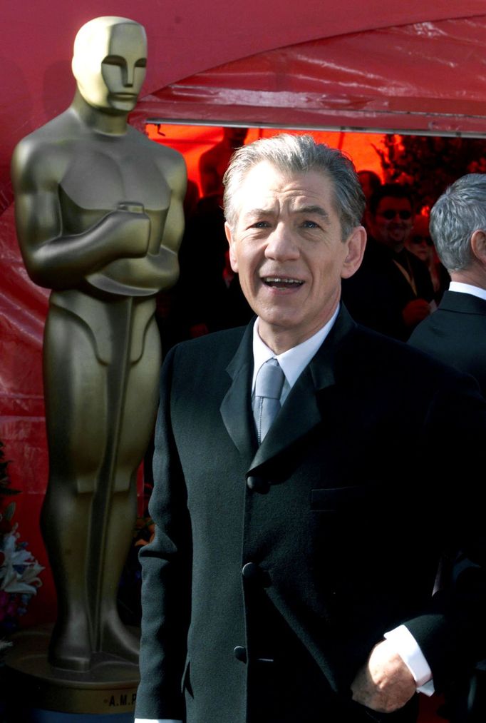 Sir Ian McKellen v roce 1999 na udílení amerických Oscarů.