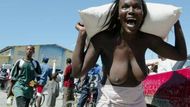 Žena si odnáší pytel fazolí u města Soleil na Haiti. Humanitární akci zorganizoval haitský zpěvák Wycleaf Jean a Světový potravinový program OSN.