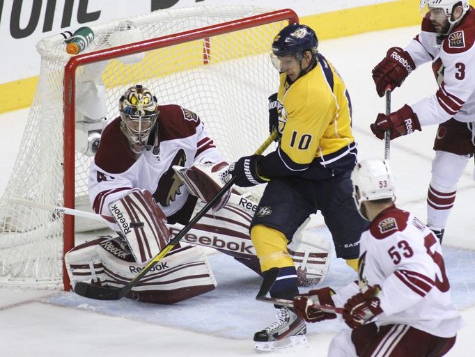 Brankář Phoenixu Smith nebyl překonán ani jednou. Nashville - Phoenix, čtvrtý zápas série v Stanley cupu.