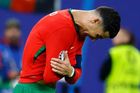 Cristiano Ronaldo na letošním mistrovství Evropy naposledy smutnil. Tentokrát to byly slzy definitivní, Portugalci vypadli s Francií na penalty.