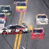 NASCAR Nationwide Series, havárie v Daytoně: Tony Stewart (červený vůz vpravo)