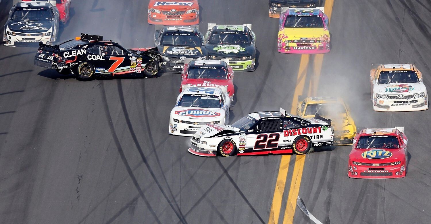 NASCAR Nationwide Series, havárie v Daytoně: Tony Stewart (červený vůz vpravo)