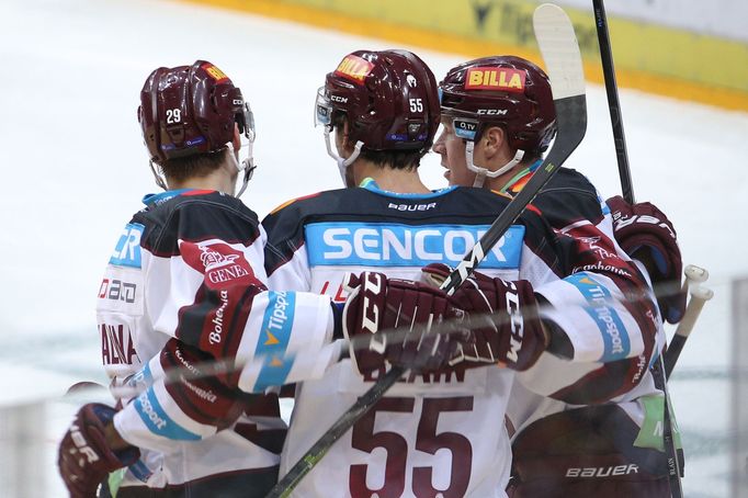 3. kolo hokejové Tipsport extraligy, HC Sparta Praha - HC Oceláři Třinec: Hokejisté Sparty se radují z gólu.