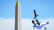 Pařížská olympiáda nabídla spoustu příležitostí k atraktivním momentkám. Takhle se činil Francouz Anthony Jeanjean při finále BMX freestylistů u obelisku na náměstí Svornosti.