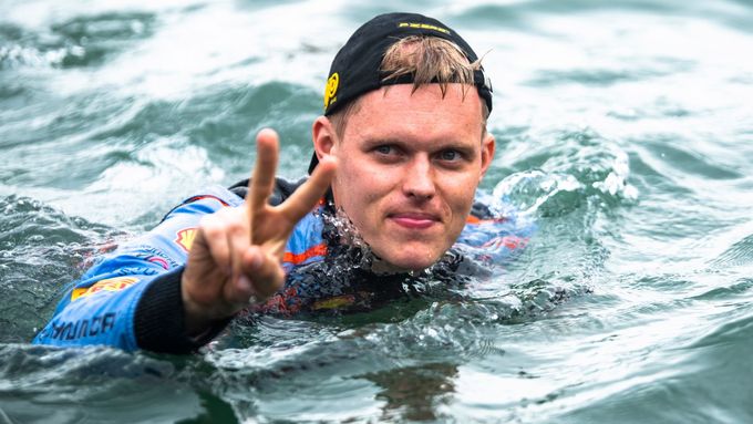 Létající Estonec Tänak skotačil i na "bedně", pak smyl prach z rallye v moři