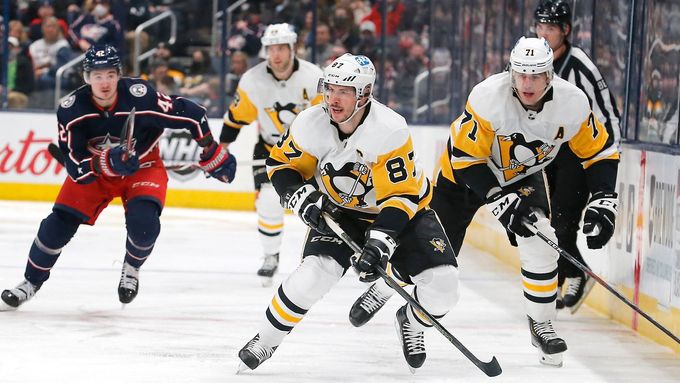 Sidney Crosby v zápase Columbusu s Pittsburghem v NHL 2021/22.