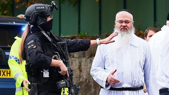 Brutální útok na židovskou komunitu: auto, nůž a hrdinství rabína