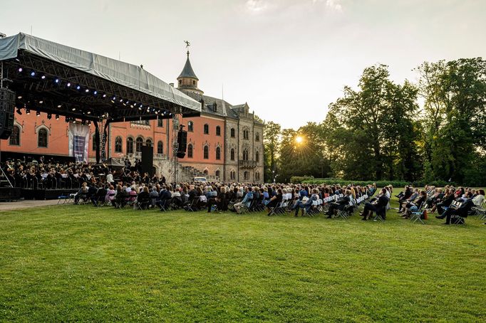 Česká filharmonie v zámeckém parku na Sychrově.
