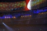 Tanečníci na ploše olympijského stadionu při slavnostním zakončení her.