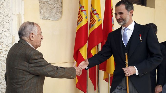 Španělský král předává Juanovi Goytisolovi Cervantesovu cenu.