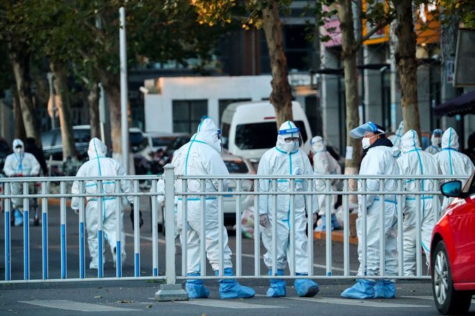 V ohniscích epidemie v Číně dozorují dodržování lockdownu v ulicích bezpečnostní pracovníci v oblecích.