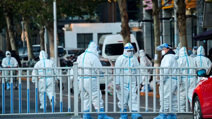 Čína má jen desítky nakažených za den. Kvůli pár případům ale zavřela celou továrnu; Zdroj foto: Reuters
