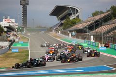 Hamilton v Barceloně kontroloval závod. Vyhrál před Verstappenem