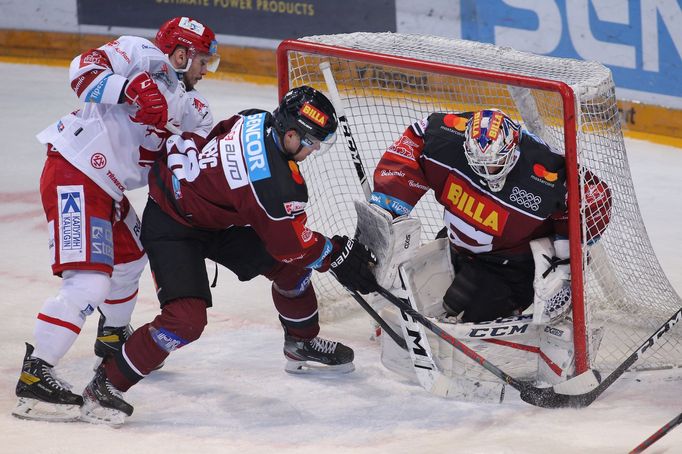 10. kolo hokejové extraligy 2020/21, Sparta - Třinec: Hra před Alexandrem Salákem.