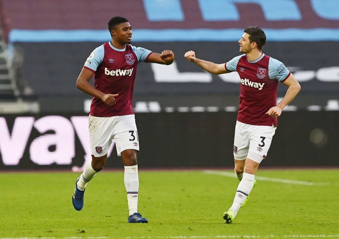 Ben Johnson a Aaron Cresswell slaví vyrovnávací branku v síti Brightonu