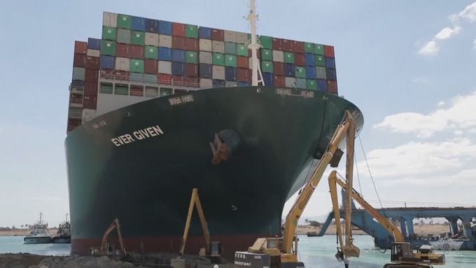 Pohnout s kontejnerovou lodí Ever Given, která ucpala Suez, se snaží i remorkéry.