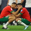Zklamaní Romain Saís a Ašraf Hakimí po porážce v semifinále MS 2022 Francie - Maroko