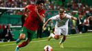 Goncalo Guedes a Michal Sadílek v zápase Ligy národů Portugalsko - Česko