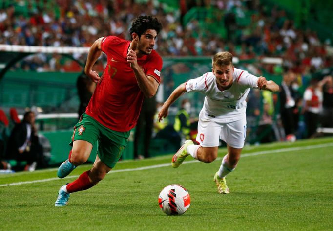 Goncalo Guedes a Michal Sadílek v zápase Ligy národů Portugalsko - Česko