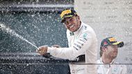 Lewis Hamilton by v Číně absolutně suverénně a posedmé v kariéře dokázal vyhrát kvalifikaci i závod a ještě zajet nejrychlejší kolo Grand Prix. Vyrovnal tak výkon Alberta Ascariho a svého idola Ayrtona Senny.