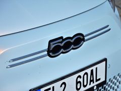 Místo loga Fiatu nese příď pětistovky označení řady. Z té je dnes lepší "brand", který obhájí vyšší cenu oproti spalovacím typům.
