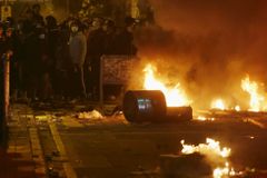 Ulicemi Hongkongu létaly cihly. Aktivisté se během oslav čínského Nového roku střetli s policií