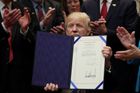 "Děláme tečku za válkou o uhlí." Trump podepsal dekret, kterým končí Obamovy ekologické regulace