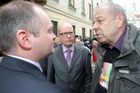 Odboráři se přišli pozdravit se svými politickými nástroji.