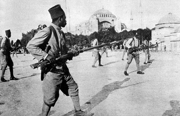 Tirailleurs sénégalais neboli senegalští střelci cvičí před Hagií Sofií v Istanbulu, listopad 1918.