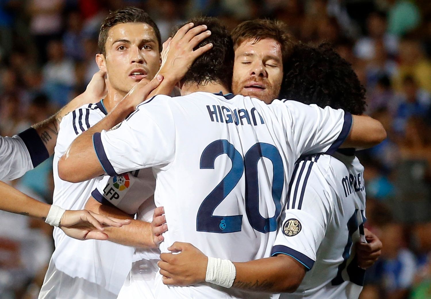Fotbalisté Realu Madrid slaví gól v utkání La Ligy 2012/13 s Getafe.