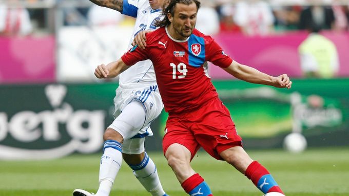 Petr Jiráček se snaží obehrát řeckého hráče během utkání Řecka s Českou republikou v základní skupině A na Euru 2012.