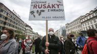 Rozbuškou pro svolání demonstrace byl závěr vyšetřování výbuchu ve Vrběticích a zabití dvou českých občanů, které mají na svědomí ruští agenti.