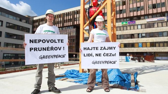 Greenpeace už několikrát proti elektrárně demonstrovali.