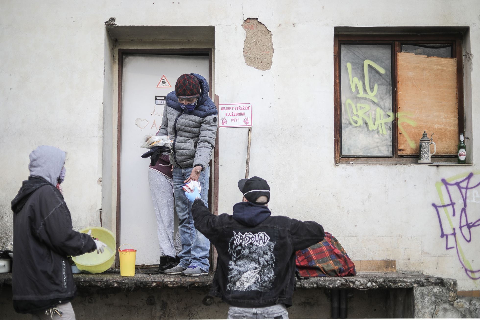 Armáda Spásy rozdává roušky lidem bez domova - koronavirus, bezdomovec, terénní pracovník, sociální práce, chudoba, vyloučení