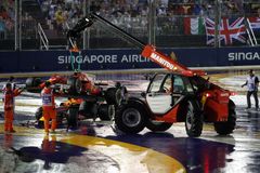 F1 živě: Divoký start katapultoval Hamiltona k vítězství. Obě Ferrari i Verstappen jsou mimo hru