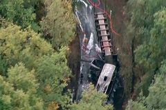 Tragédie ve Francii: Autobus se v zatáčce srazil s kamionem a shořel, zahynulo 42 lidí