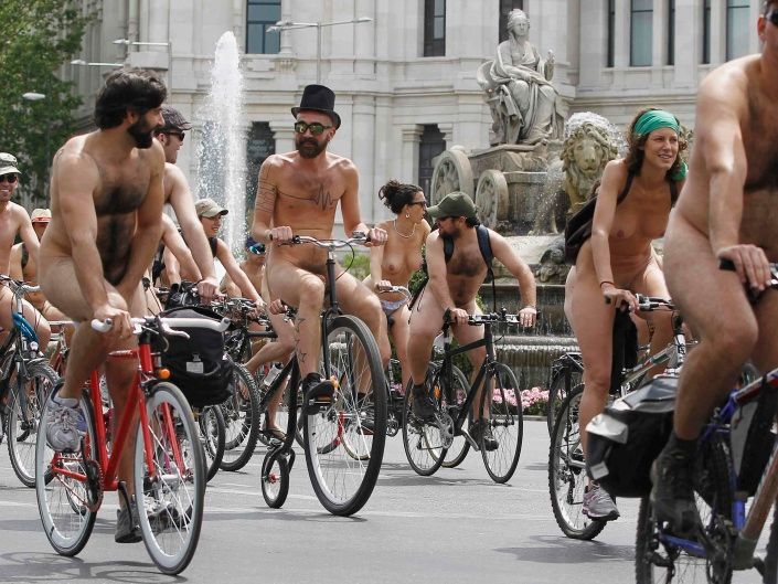 Protest španělských nudistů na kolech: respektuje cyklisty