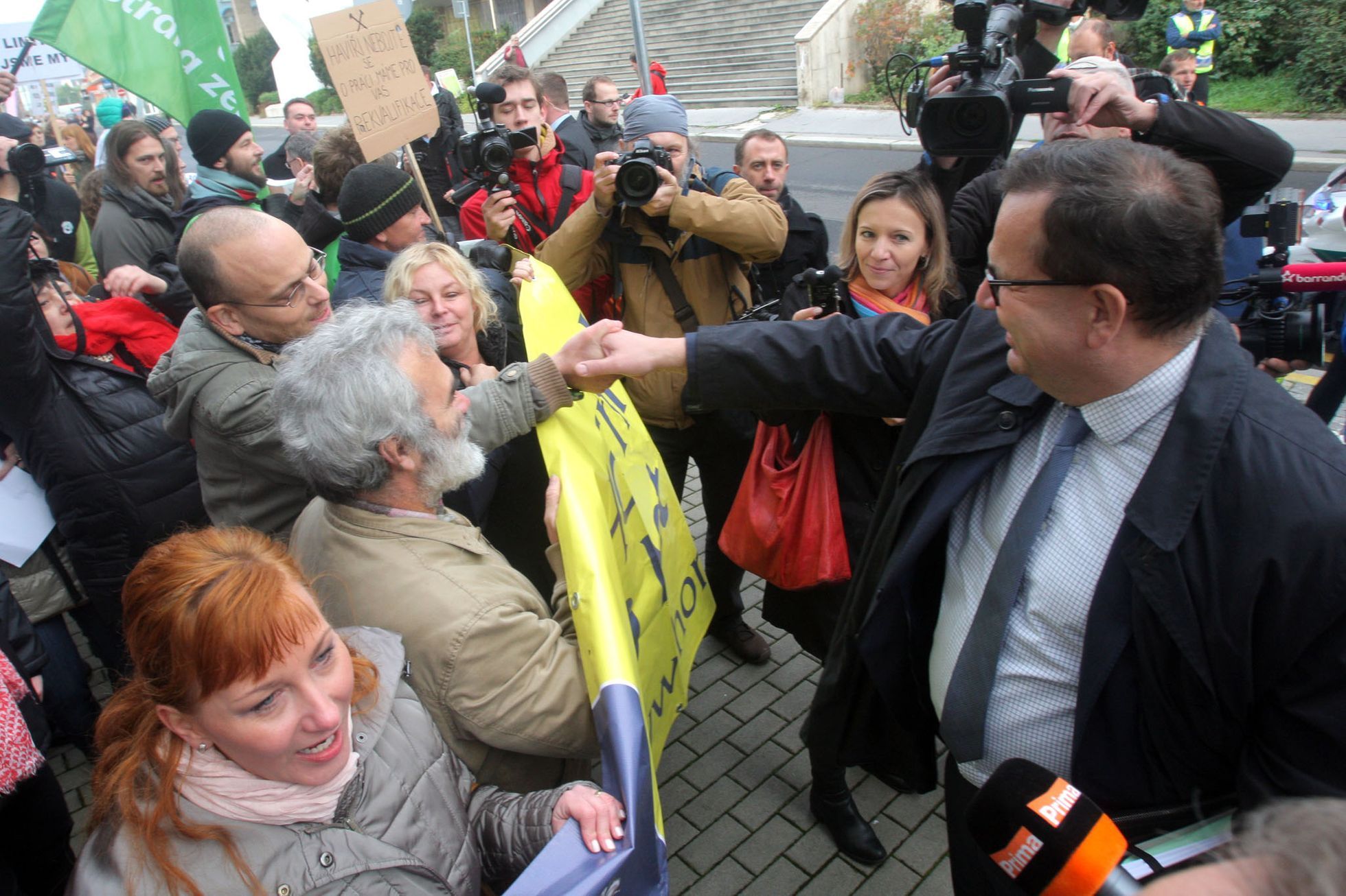 Vláda přijela vlakem do Ústí rozhodovat o limitech