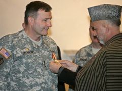 Dnešní vyznamenání nebylo jediné, které Karl Eikenberry v nedávné době obdržel. Před třemi dny jej v Kábulu vyznamenal také afghánský prezident Hamid Karzai. Spojeneckým vojskům se však stále nedaří eliminovat afghánské ozbrojence.