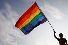 Švýcaři v referendu schválili sňatky homosexuálů, nově budou moci i adoptovat děti
