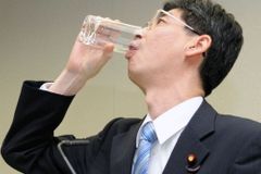 Fukušima je prý bezpečná. Politik vypil vodu z reaktoru