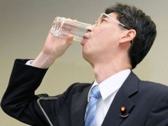 Až do dna. Voda z Fukušimy už je prý neškodná.