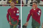 Ronaldo baví fanoušky. Tipují, co slavný Portugalec tahal z trenýrek