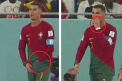 Ronaldo baví fanoušky. Tipují, co slavný Portugalec tahal z trenýrek