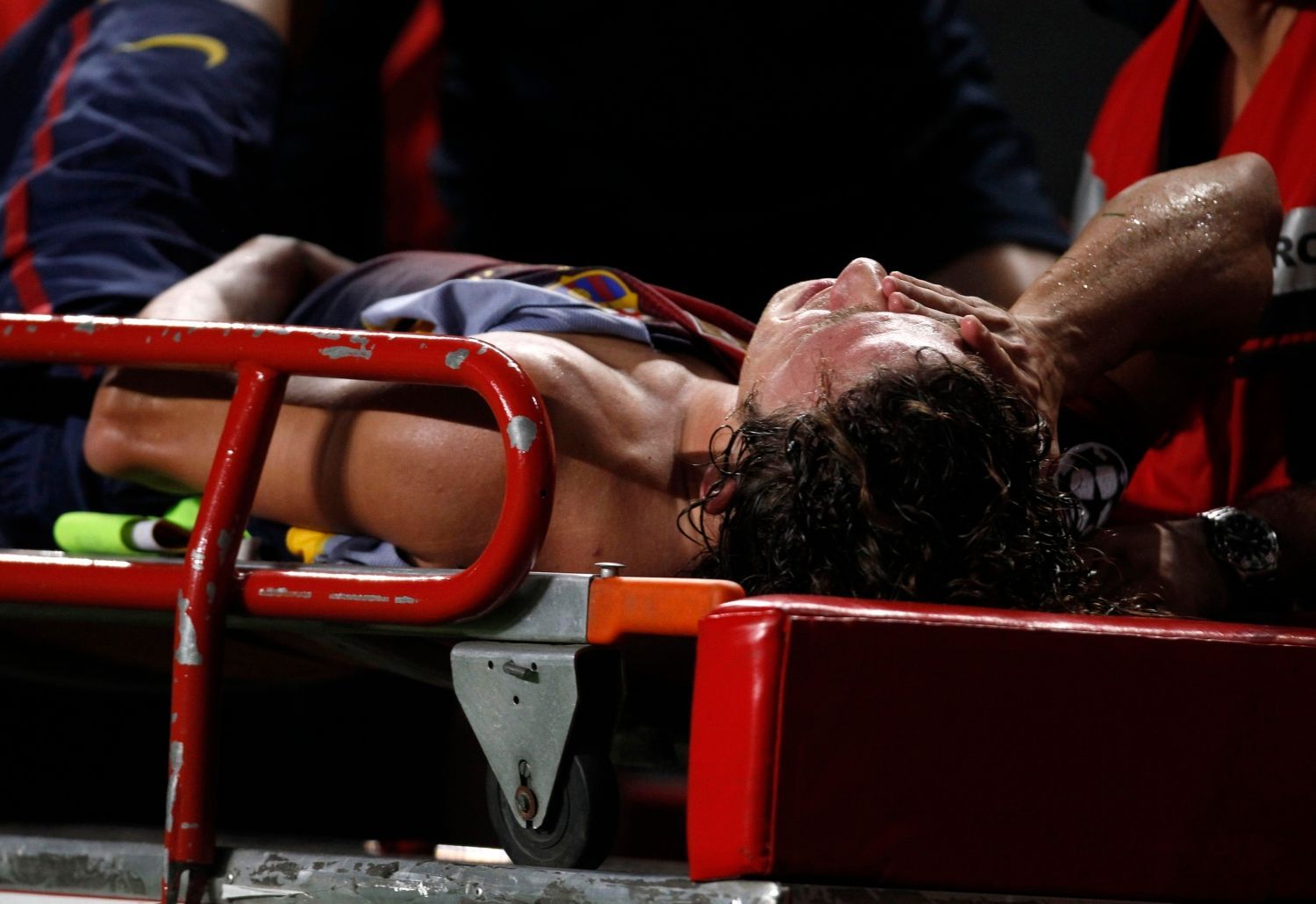 Fotbalista Barcelony Carles Puyol se zranil v utkání Ligy mistrů s Benficou Lisabon.