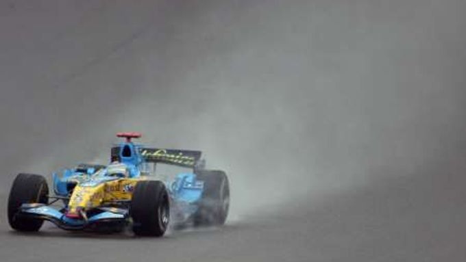 Fernando Alonso s Renaultem při Grand prix Číny.
