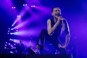 Recenze: Depeche Mode fungují, jak mají. Zpěvák v Praze podal slušný atletický výkon včetně piruet