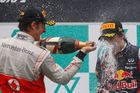 Dávku šampaňského do obličeje obdržel v Malajsii od druhého Buttona.